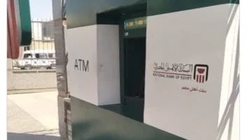 ماكينة صراف آلي تصرف أموالاً للمواطنين بالخطأ وأهالي المنطقة يعيدونها بالكامل